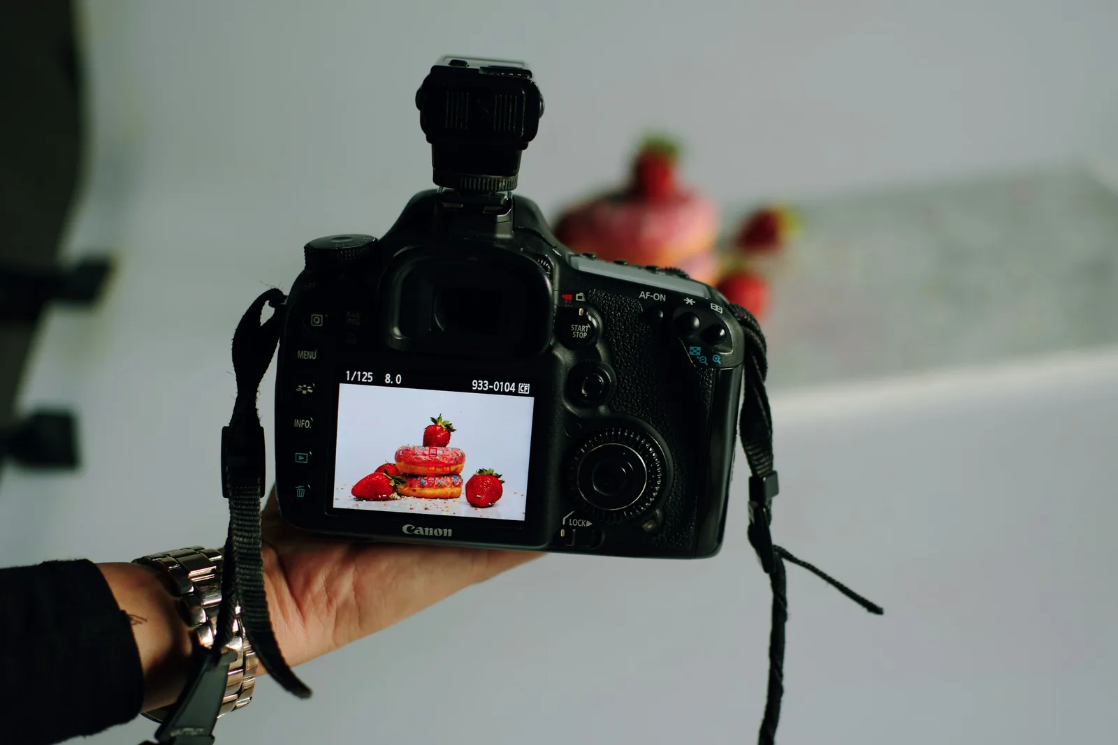 person with high tech camera: How to Take Pictures of Food