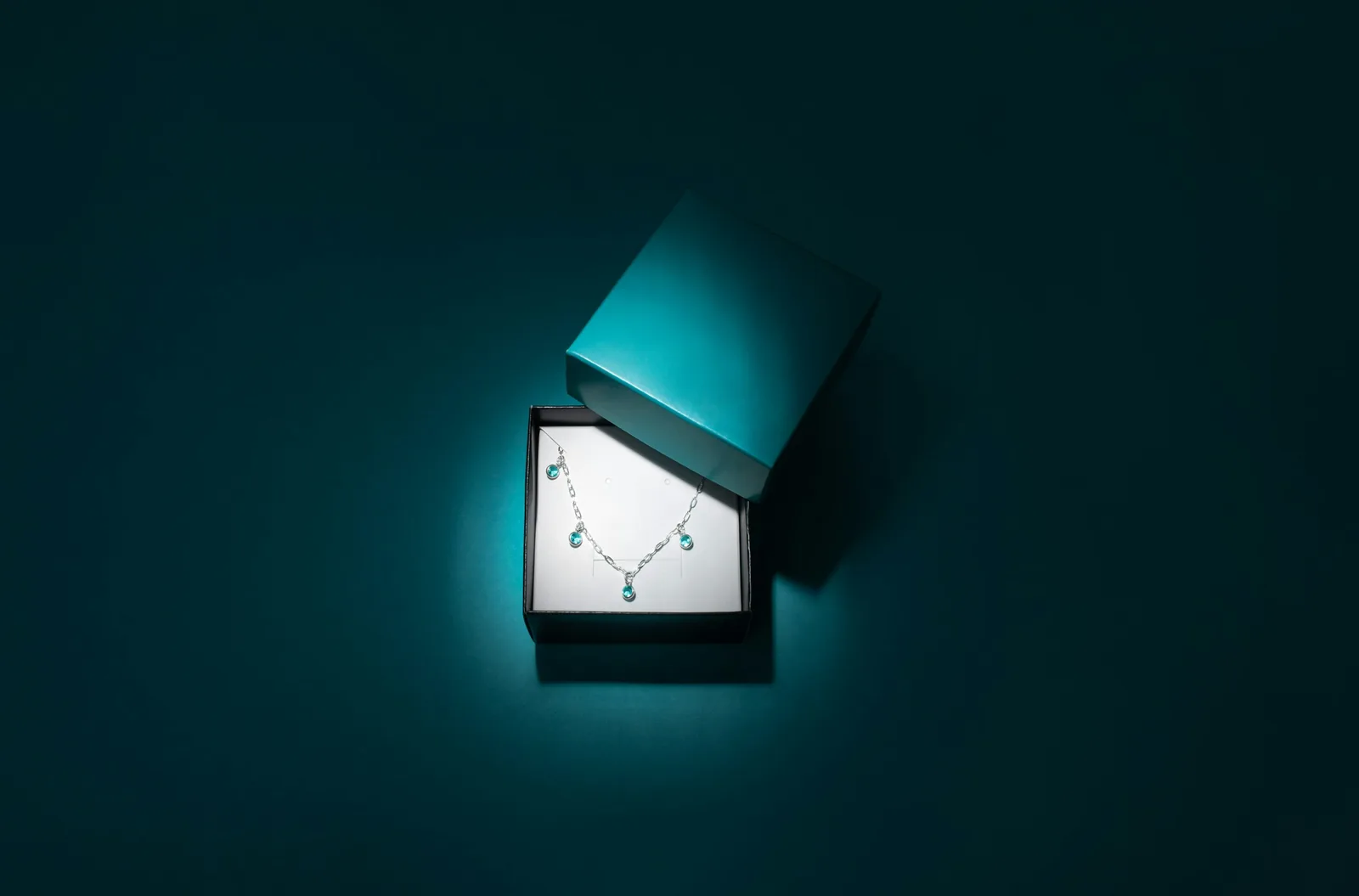 What Is A Light Box For Jewelry Photography? 12 Best Options