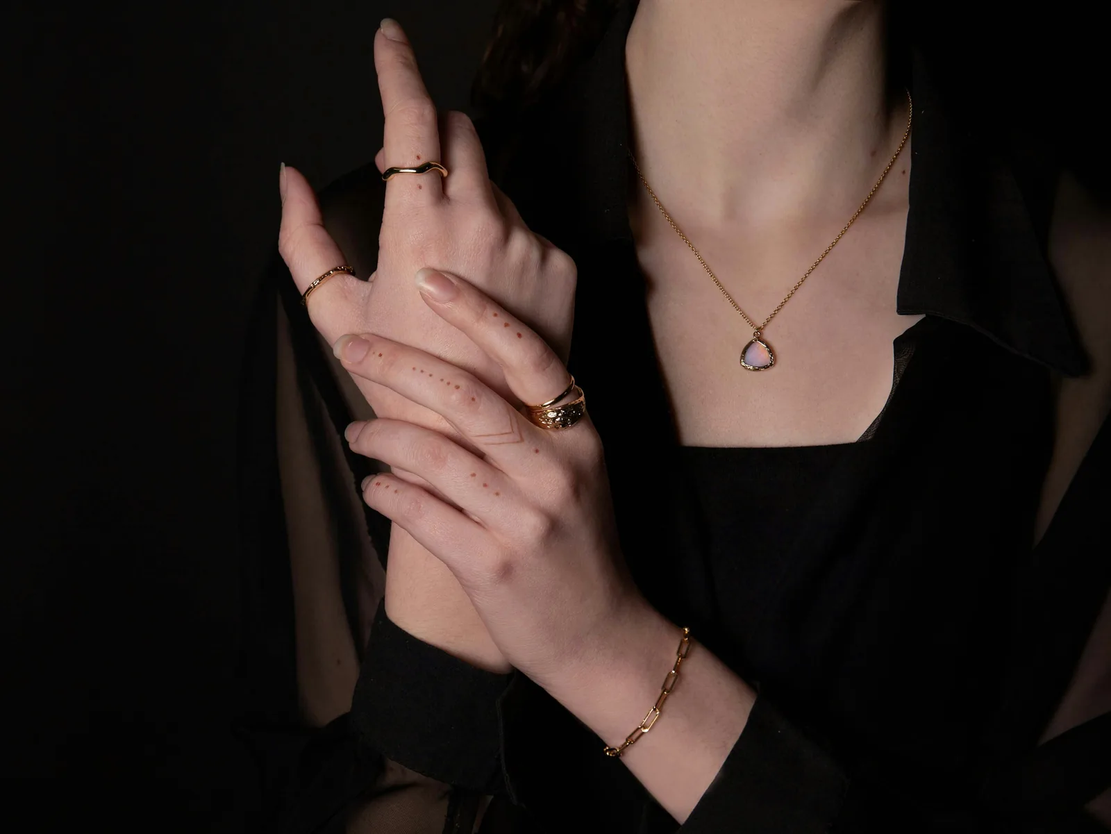person showing off her jewels: How to Take Pictures of Jewelry With a Phone