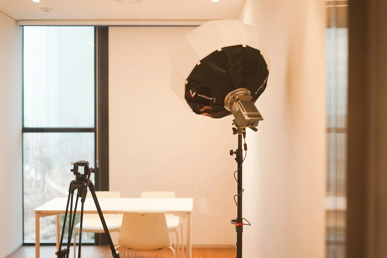 a photoshoot setup: Best Light For Product Photography