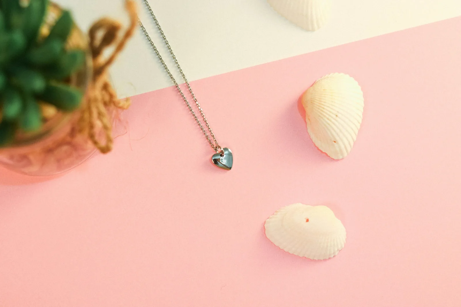 a simple necklace: Jewelry Product Photography